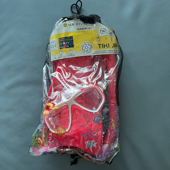 NWT US DIVERS TIKI JR MASK SNORKEL AND FINS SET IN CARRY BAG - Picture 2 of 8